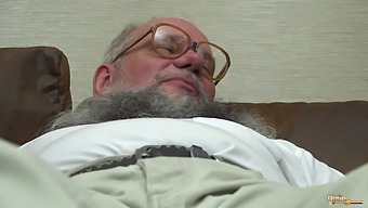 Grandpa Enjoys The Most When Receiving Oral Sex And Exchanging Cum With His Naughty Partners